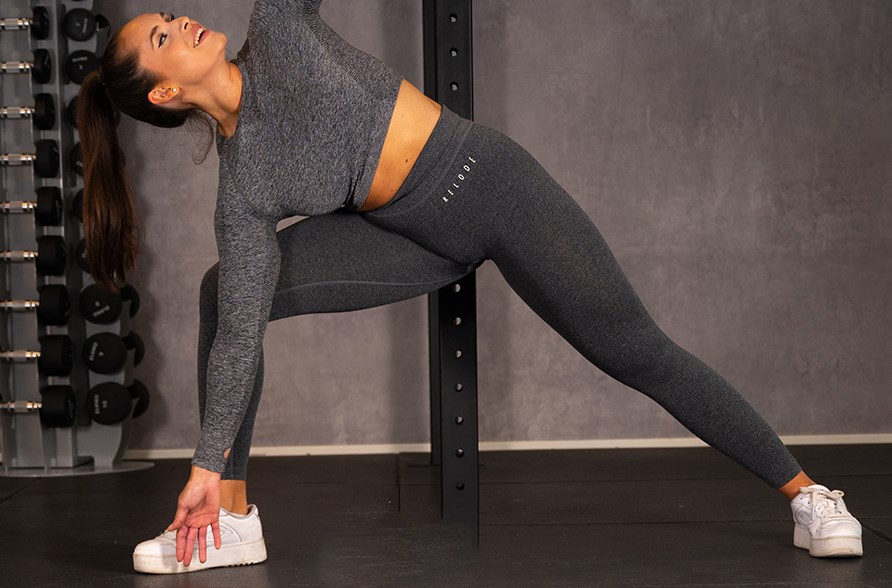 Person som gör rörlighetsövningar. Person som gör rörlighetsövningar.